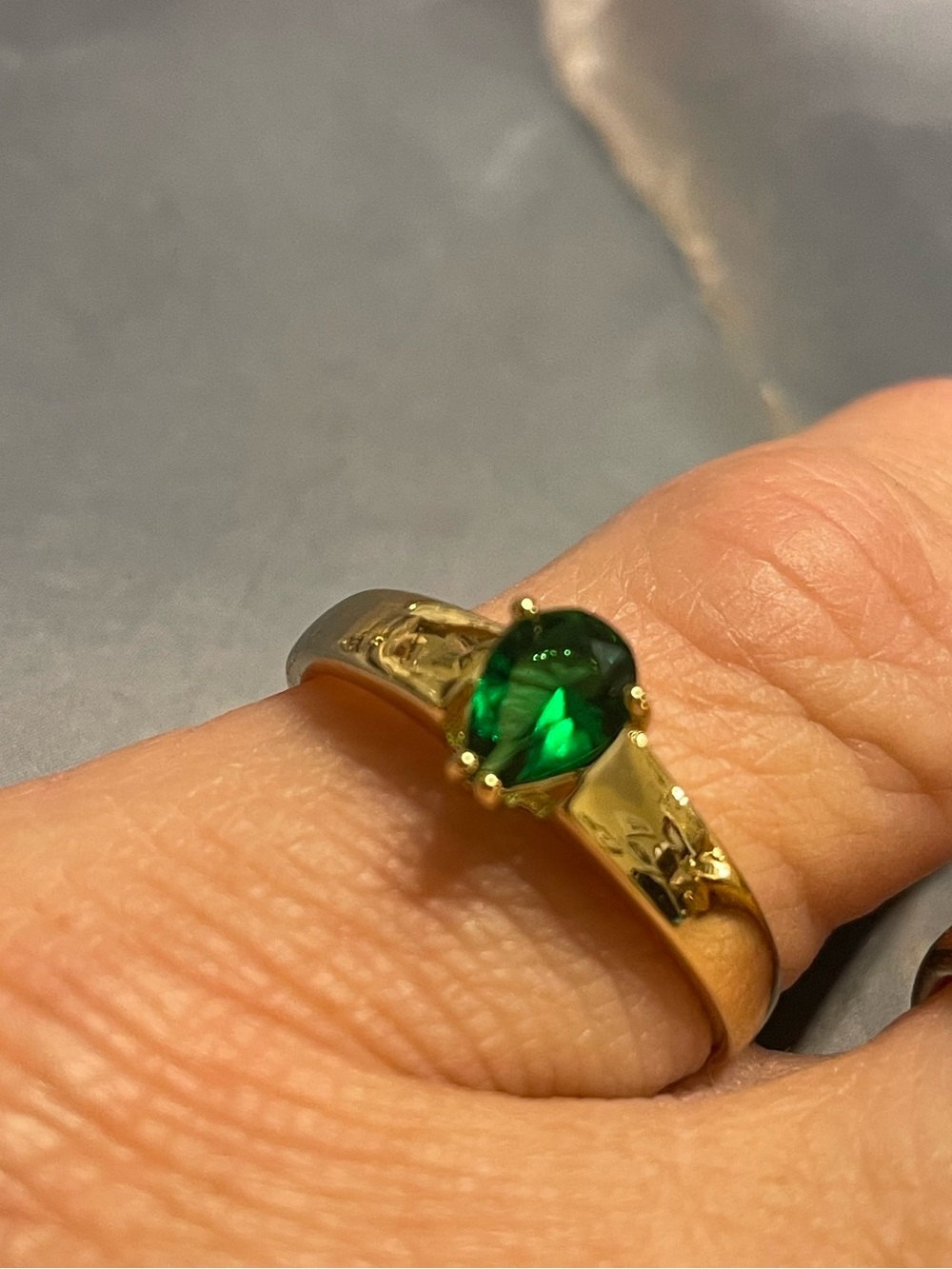 Gold Ring with Emerald Green Stone - size 9